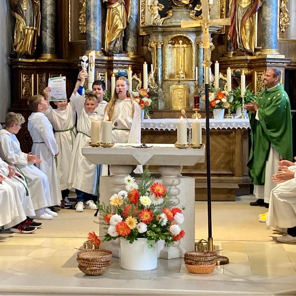 Fußballpokal im Gottesdienst