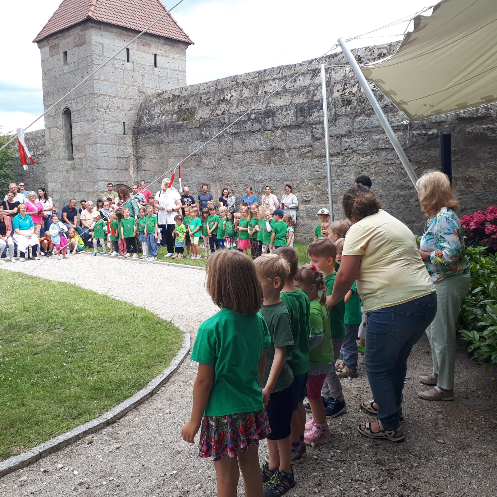 Kindergartenauftritt beim Pfarrfest 2024