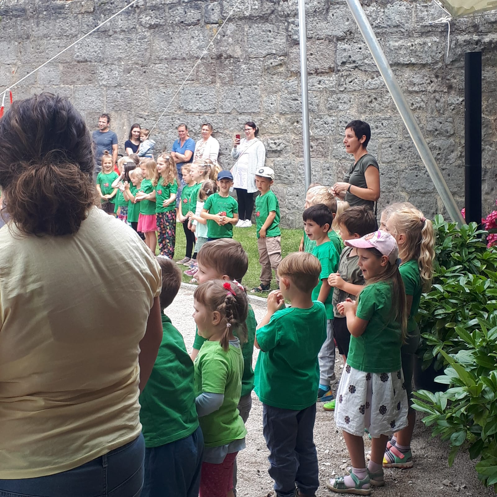 Kindergartenauftritt beim Pfarrfest 2024