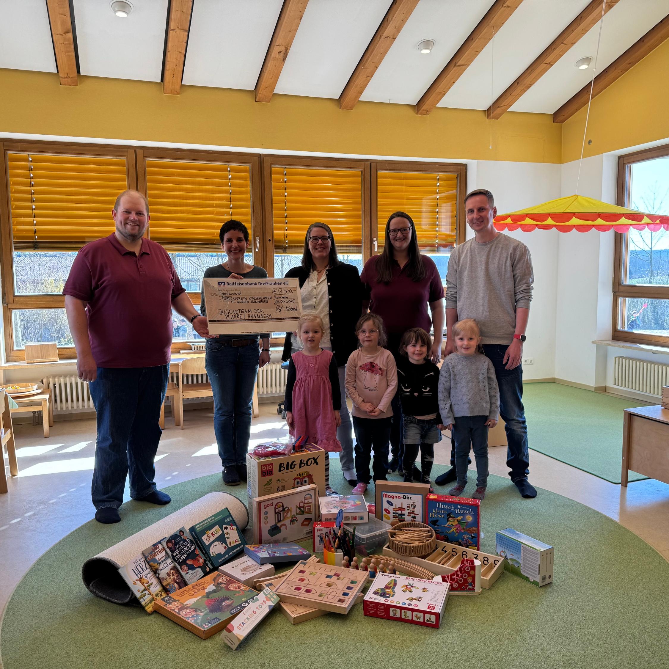 Spendenübergabe vom Jugendteam an den Förderverein des Kindergartens