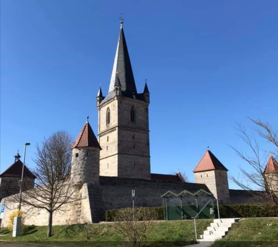 Wehrkirche Hannberg (blauer Himmel)